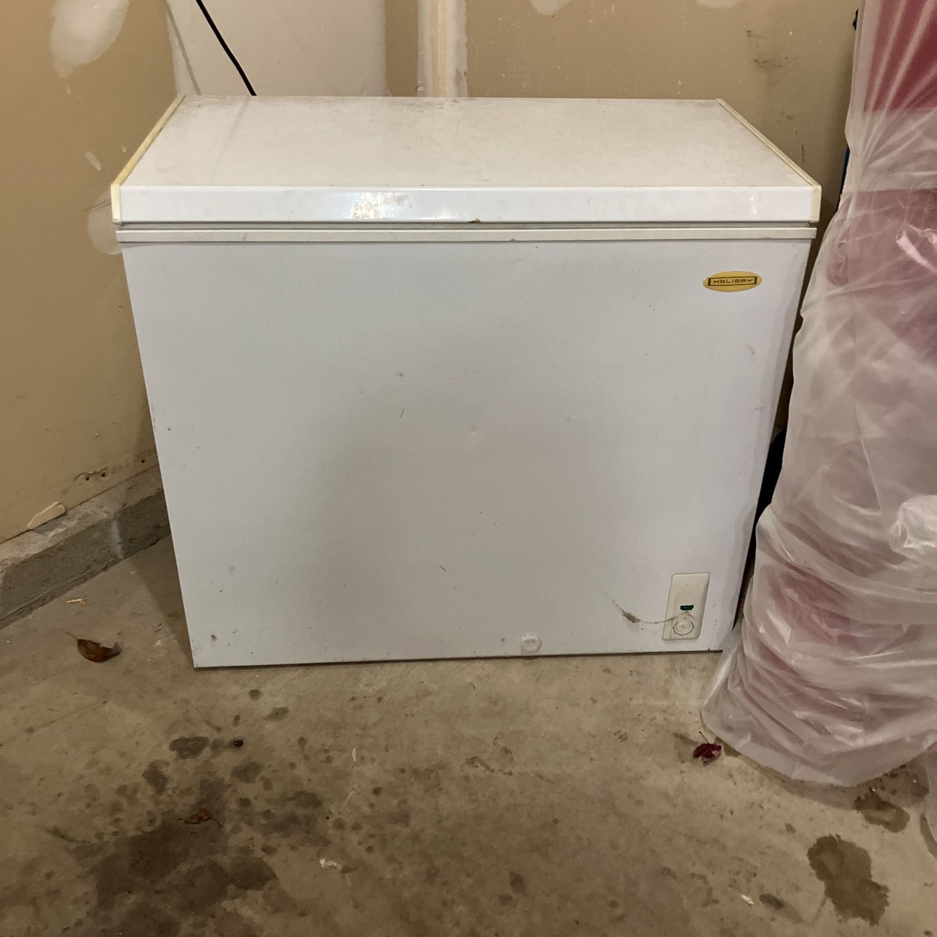 Deep Freezer With Basket (4.9 Cubic Feet)