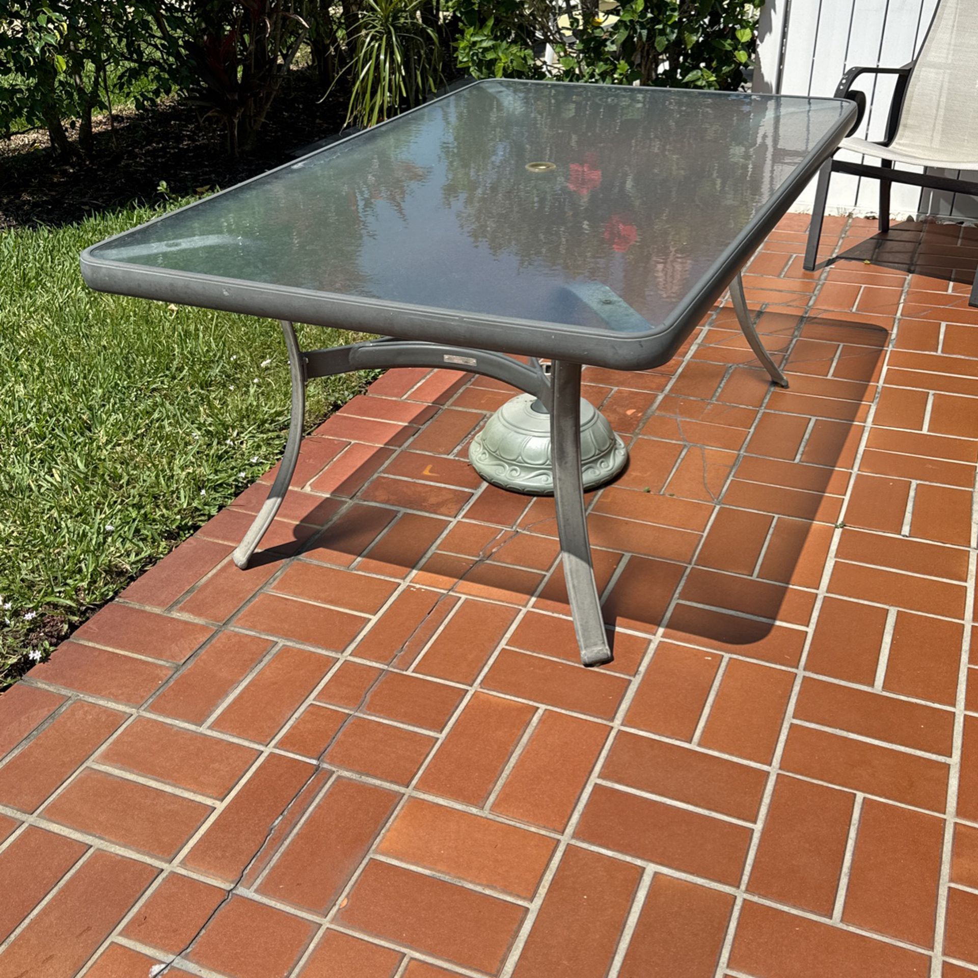 Large No Rust Aluminum Outdoor Patio Table With Glass Top And Hole Fur Umbrella
