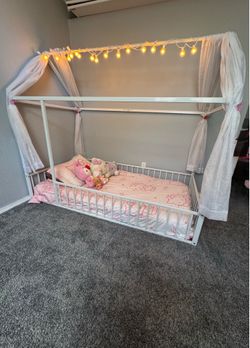 Twin castle bed