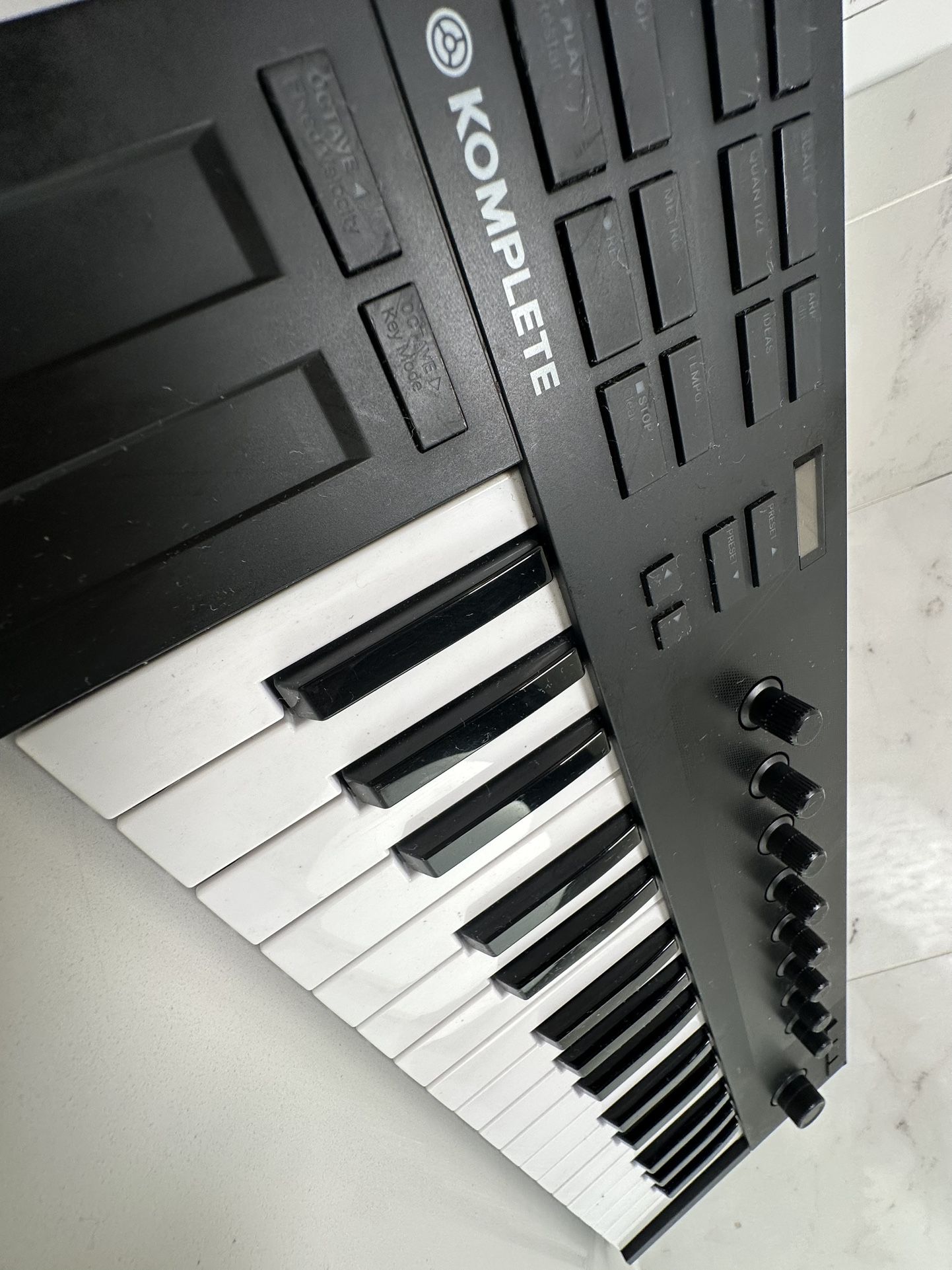 KOMPLETE KONTROL M32 – Music Production Keyboard 🎹