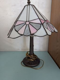 A Tiffany style table lamp 17 1/2 inches tall