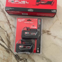 Milwaukee Multi Tool   Model. 2836-20 And. 2 Battery S 