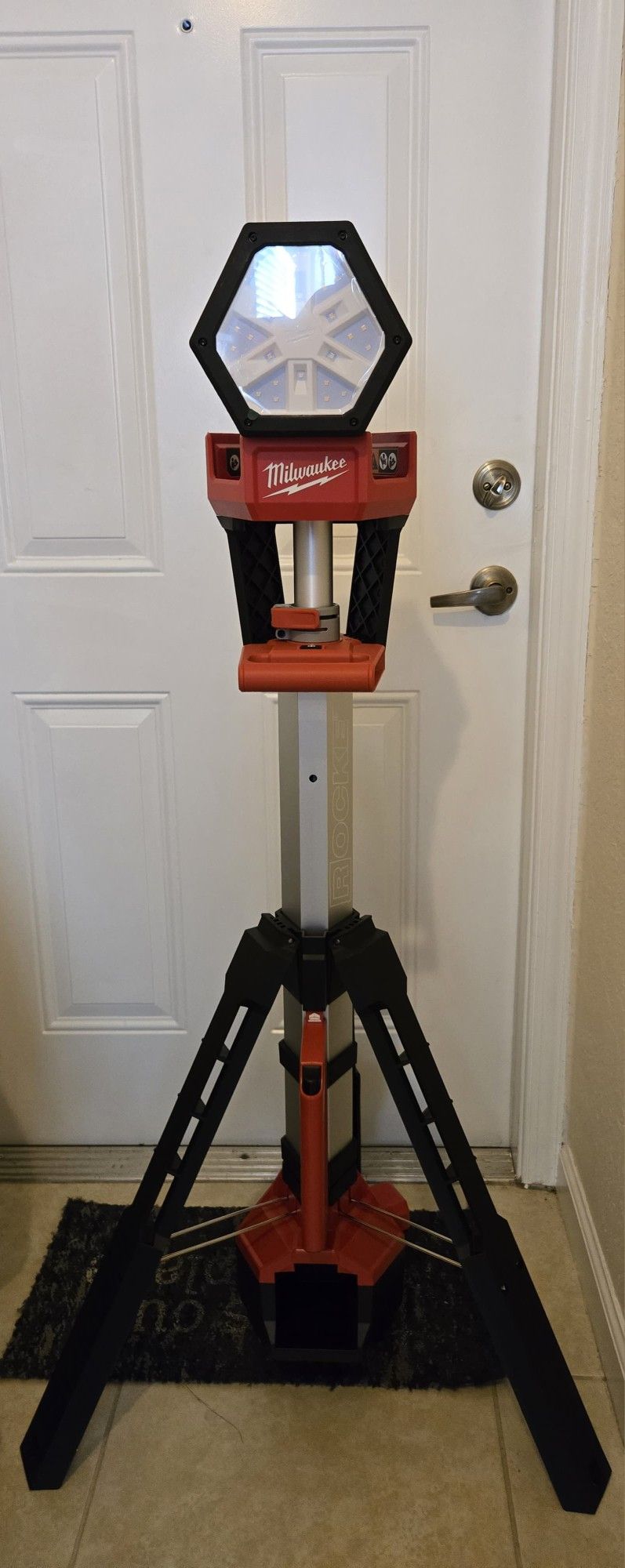 Milwaukee Rocket M18 Dual Power Tower Light