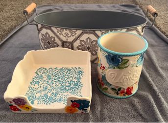 Pioneer Woman Kitchen Décor Set + Decorative Fruit Basket