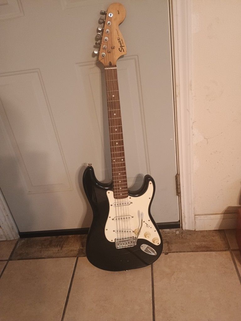 Squier Fender Guitarra Electrica --