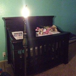 Free Convertible wood crib