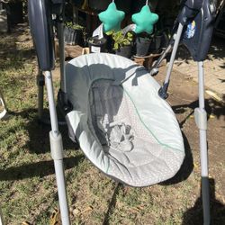 Columpio Greco y silla alta para comer. Los bebés en buenas condiciones, $20 la pieza