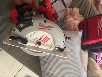 Milwaukee M18 FUEL 18V Lithium-Ion Cordless 7-1/4 in. Rear Handle Circular Saw