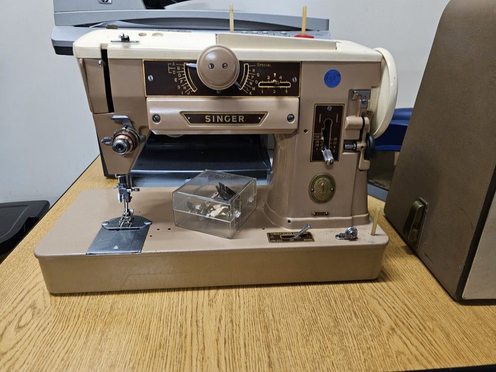 Vintage Singer Sewing Machine Model 401A In Case