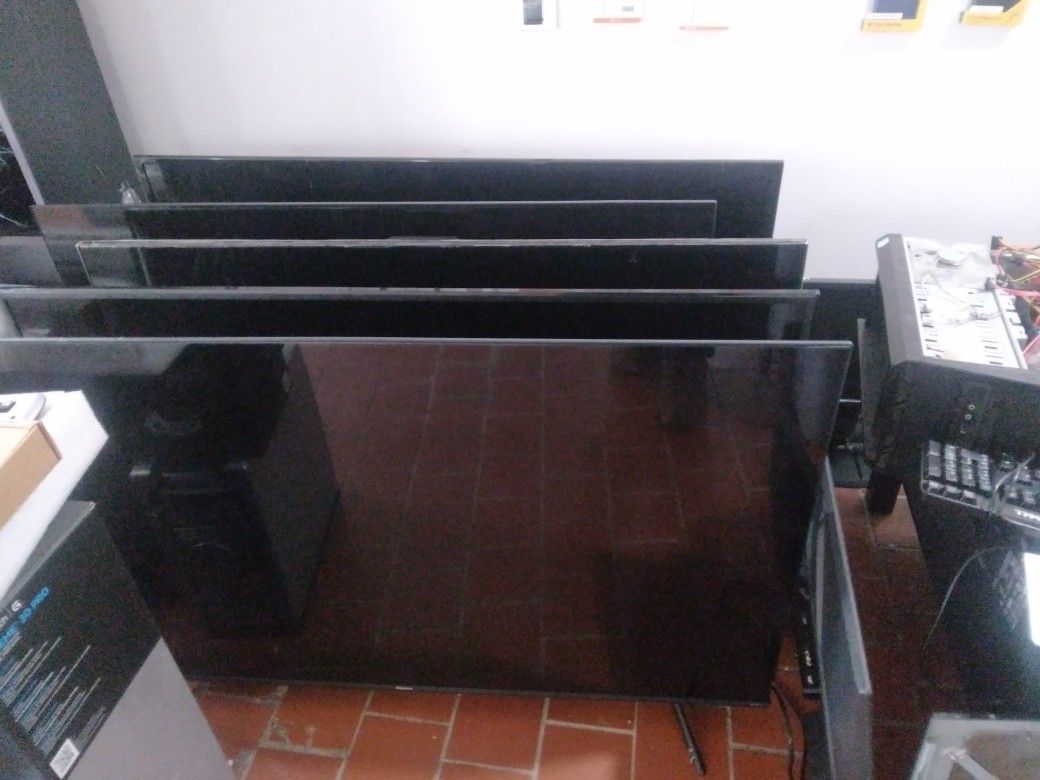 Lot Of 5. 50inch Flat Screens ( Screens Are Damaged