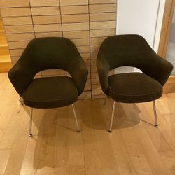 2 Vintage Saarinen Chairs 