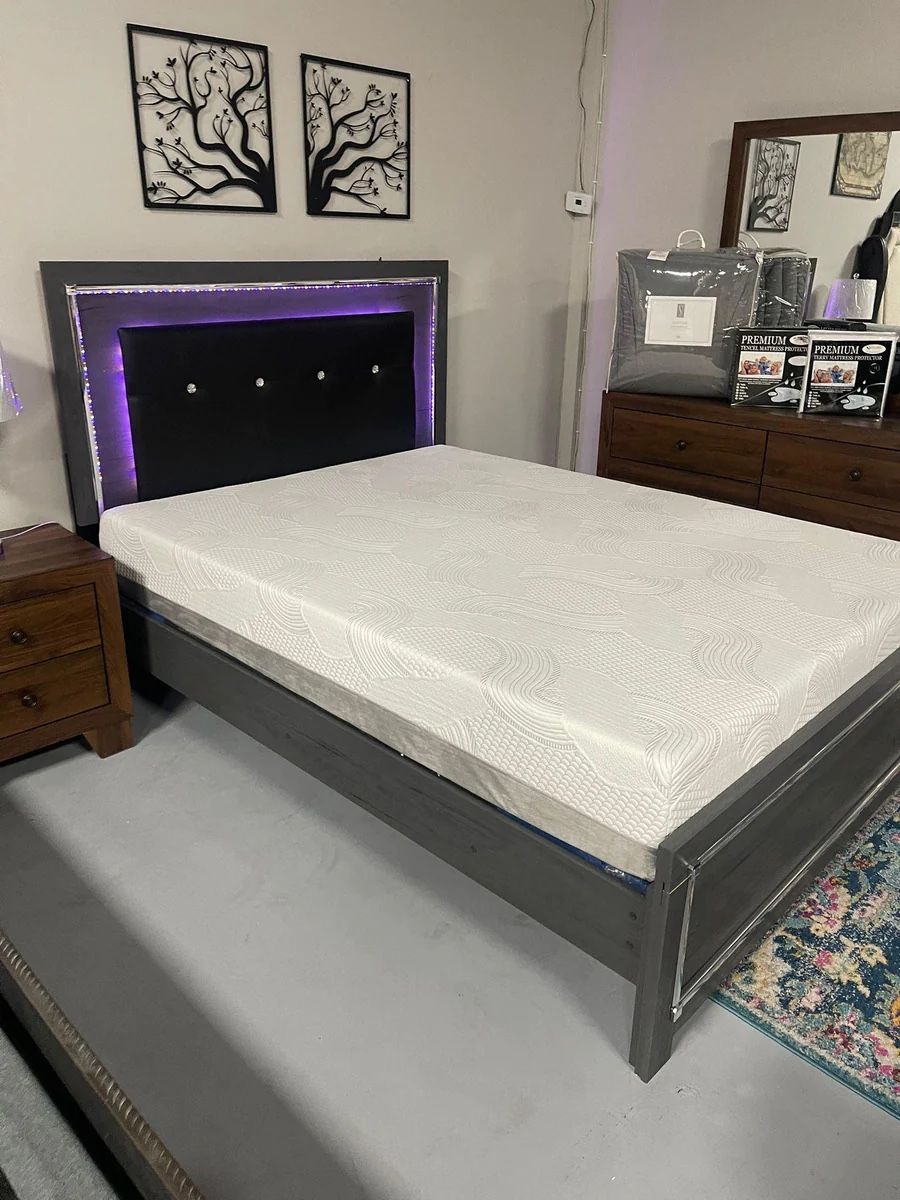 Lodanna Gray Queen Panel Bed w/ LED