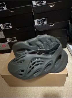 adidas Yeezy Foam Runner Carbon IG5349 Mens Size 10 Brand New
