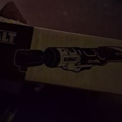 1/2 in 20v Dewalt Ratchet 2 20v 3ah batteries.