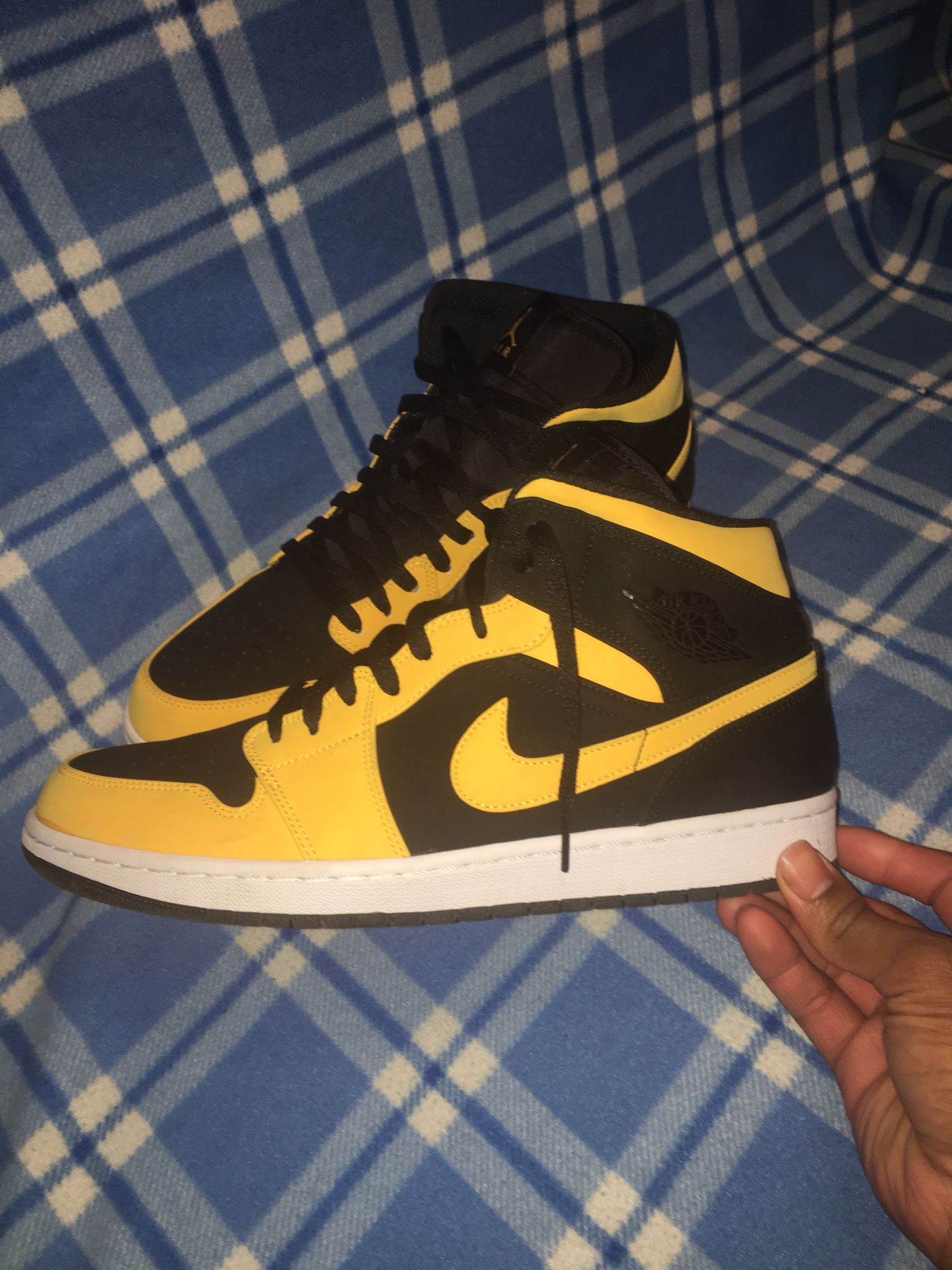 Jordan AJ 1 mid bumblebee