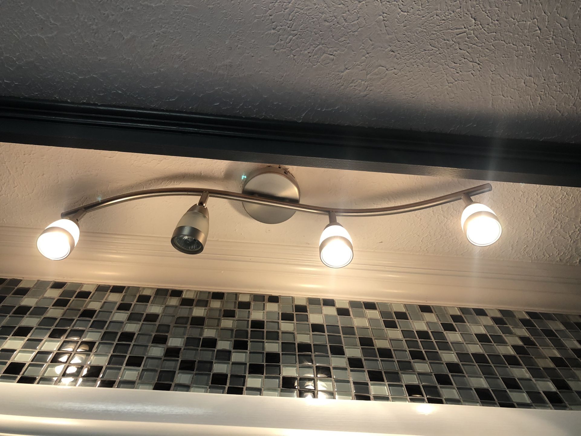 Light Needs One Bulb Replaced Make An Offer