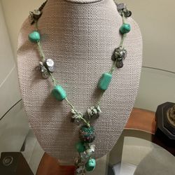 TURQUOISE  AND SILVER BEADS AND STONE NECKLACE. 