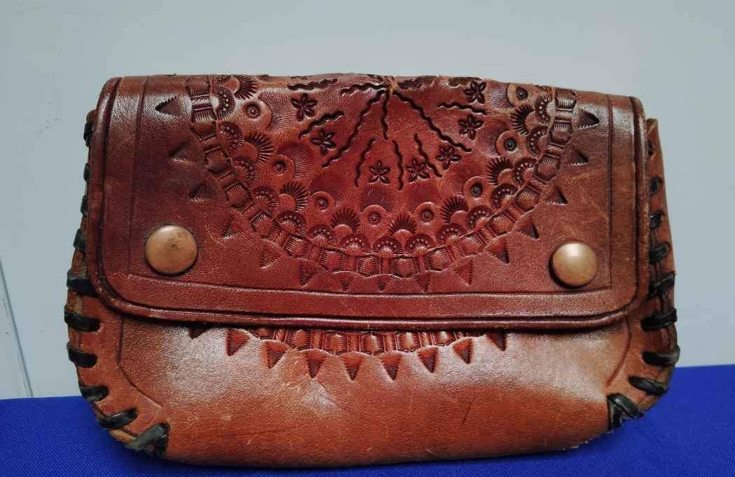 🎄$25 obo Beautiful Vintage Beautiful Leather coin purse with Beautiful Design.
