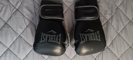 EVERLAST BOXING GLOVES