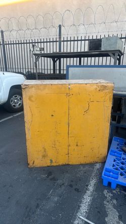 Yellow safety  cabnite