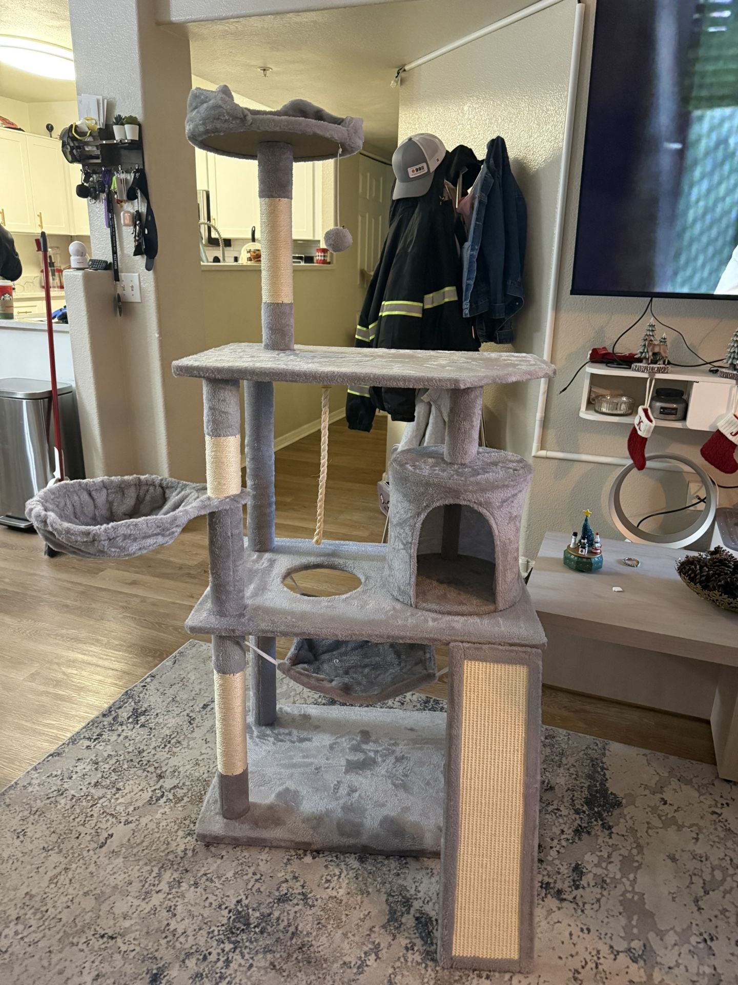 Brand New Yaheetech Cat tree with scratching post