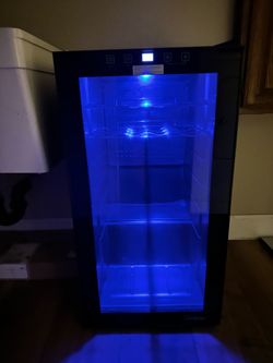 Vinotemp wine and beverage fridge 33” tall 17” wide 19” deep