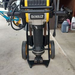 DEWALT JACKHAMMER  FAIRLY NEW