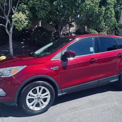 2017 Ford  Escape SE - Low Mileage