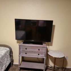 2 Tvs Samsung And Element