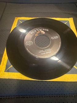 Rare Elvis 7” Vinyl Record Singles “ONE NIGHT”, “ I GOT STUNG”