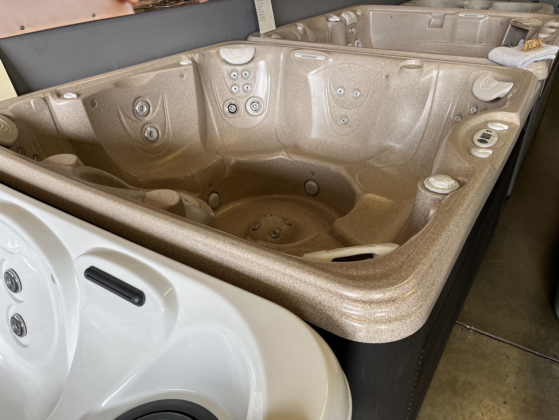2023 Floor Model Vanto spa hot tub 220v, Seats 7