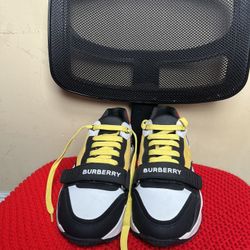 Burberrys Size 41 (size 8.5) 