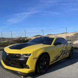 2015 chevy camaro  SS (bumblebee)
