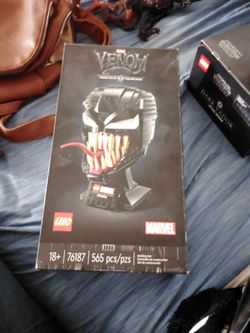 +2                    This is the LEGO Marvel Venom (76187) display set, featuring a brick-built helmet model for adults.The 565-piece kit replicates 