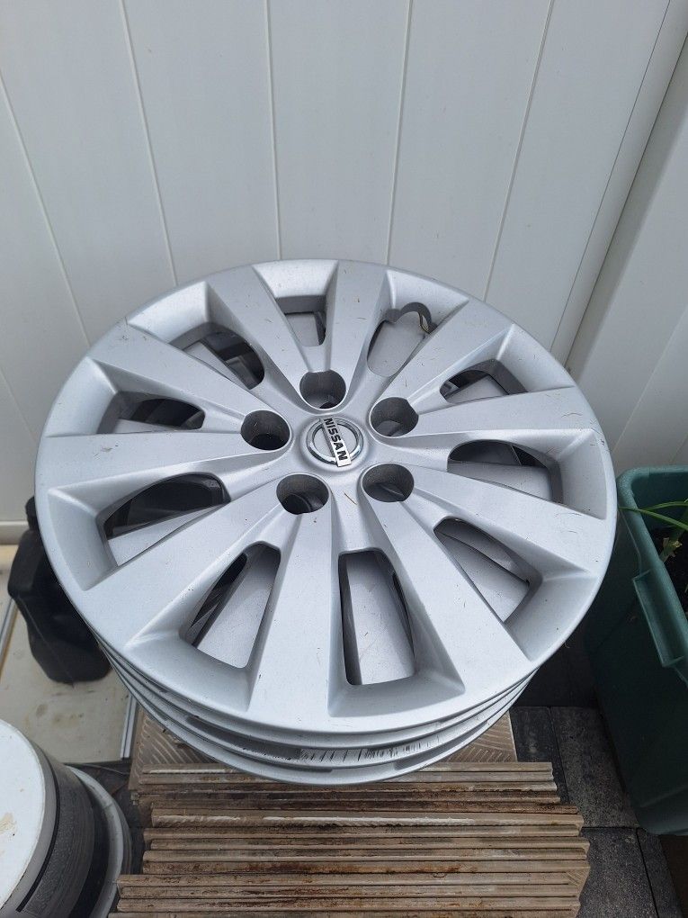 Nissan sentra/versa 16 in hubcaps oem