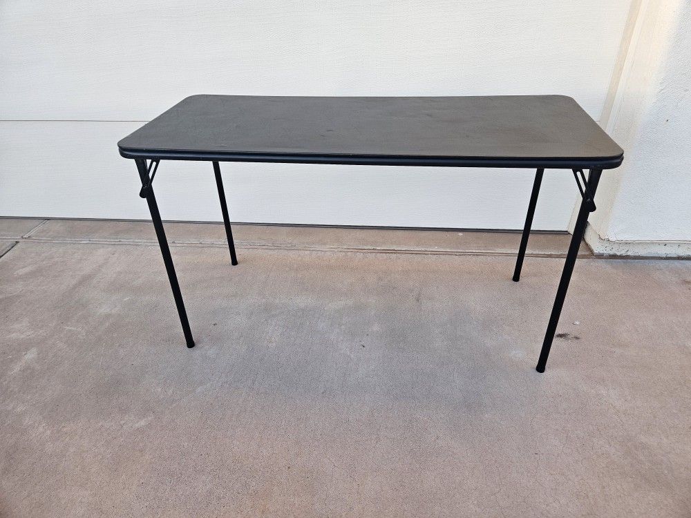 Folding table 