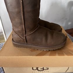 Women’ Classic Short Leather UGGS Size 6