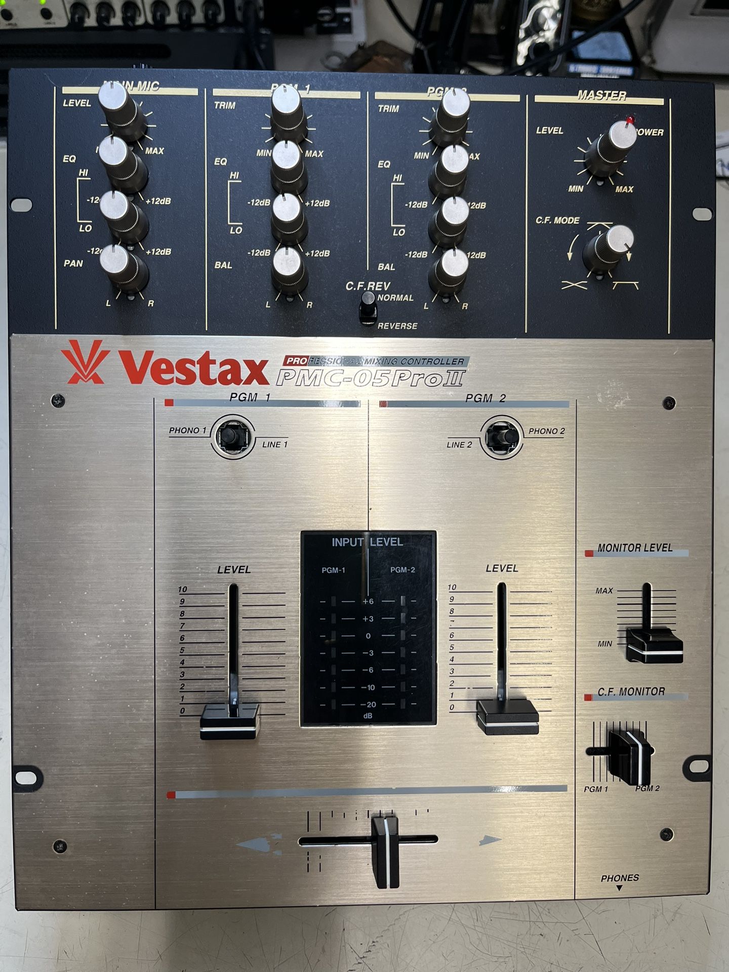 Vestax 05 PRO II Scratch Mixer 