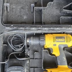 DEWALT  18V...DRILL.CHARGER  AND. BATTERY 