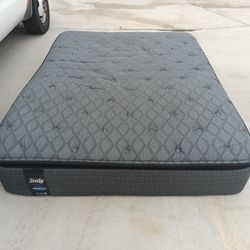 Sealy Queen Pillowtop Mattress And Box Spring 