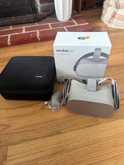 Oculus Go 32GB Standalone VR Headset w/ Controller, Hard Case + Original Box
