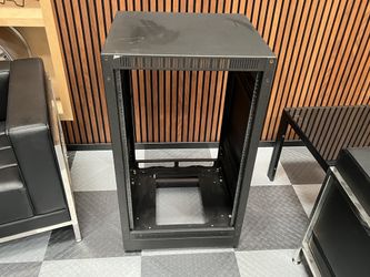 MIDDLE ATLANTIC ROLLING AV RACK