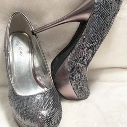 SIZE 7.5 SILVER SPARKLE SHOES 47TH AVE. AND DOBBINS IN LAVEEN