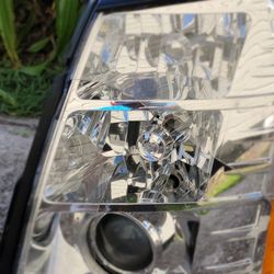 🔹 OEM Driver Side Headlight – Cadillac Escalade 2008–2014