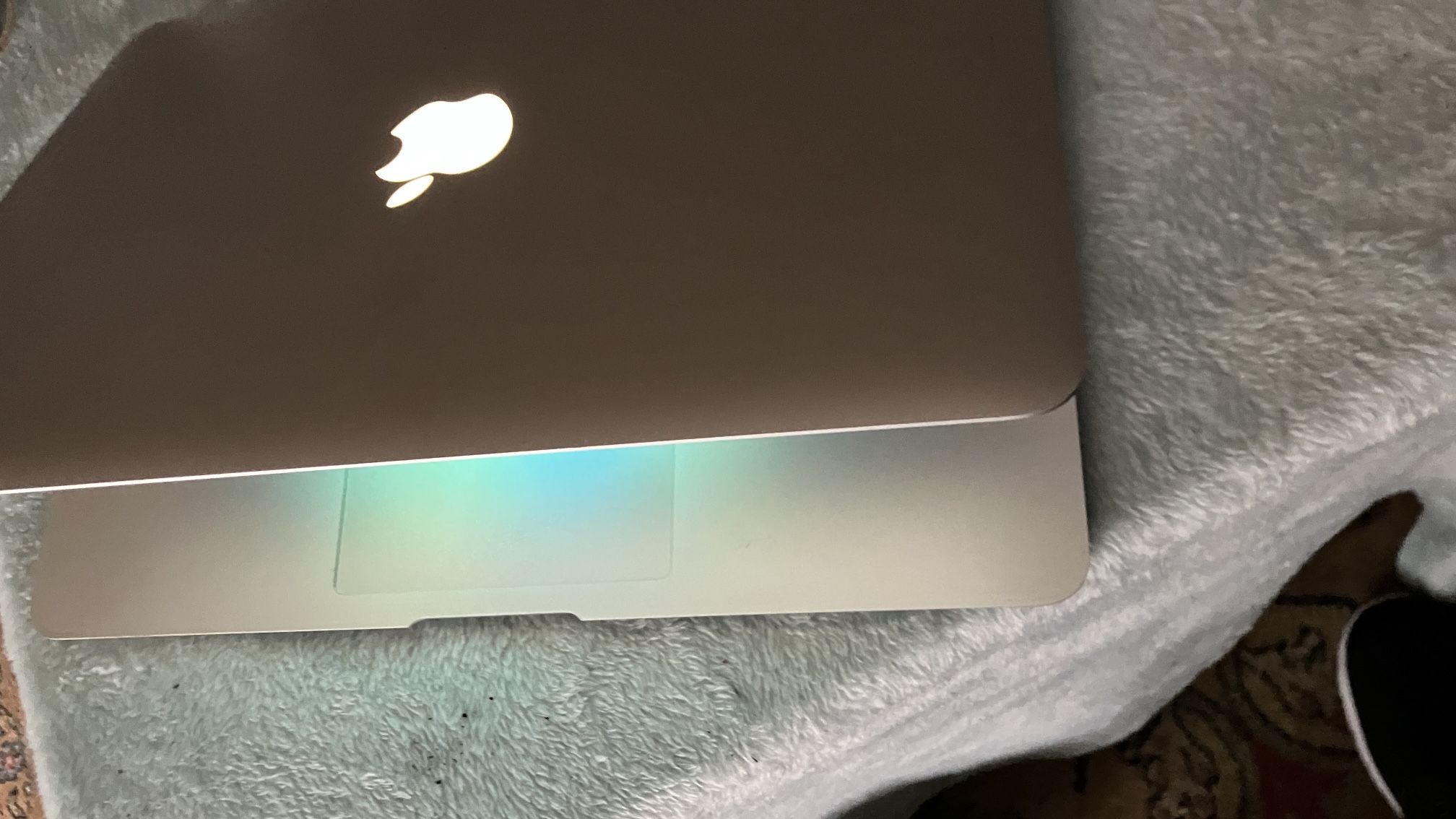 Apple MacBook Air 13” Core I5, 4GB Ram, 121 Gb Ssd 160 Firm
