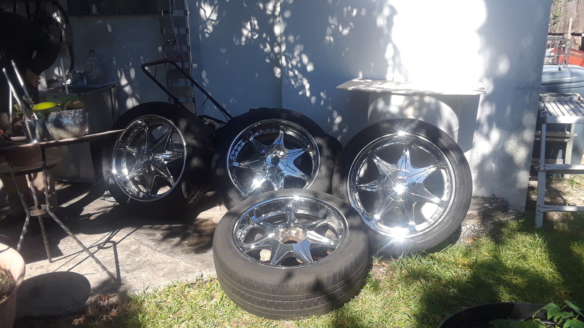 4 rims and tires 22 inches aluminium 3tires in a good shape one not one cup is missing