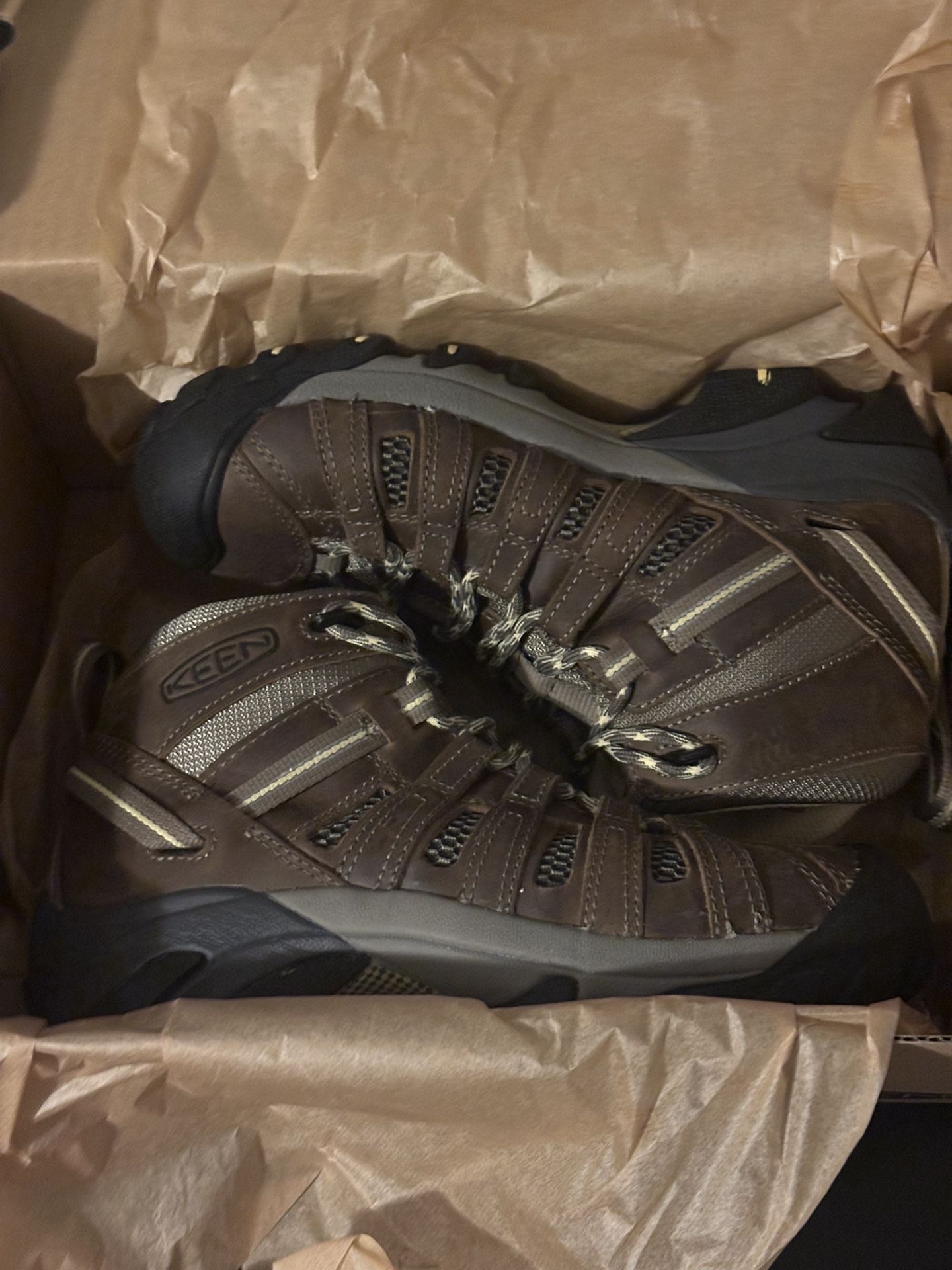 BRAND NEW Keen Voyageur Womens Size 8 Hiking Boots