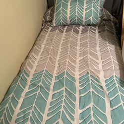 2 Twin Beds With Mattress 