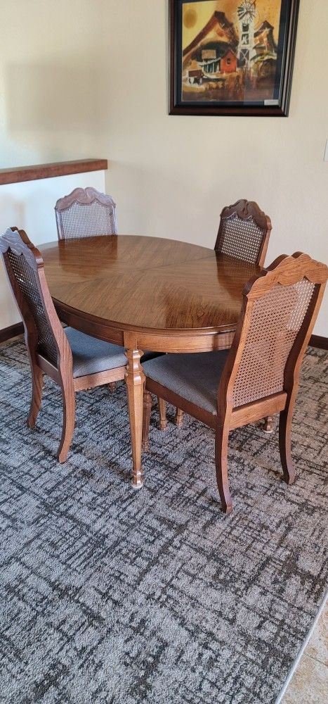 Nice Dining Table & 5 Chairs