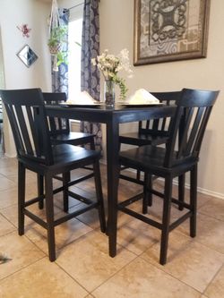 Counter Height Table Set With Its 4 Maching  Chairs ***Delivery Is Available ***